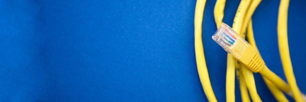 Cabo lan cat4 na cor amarela em fundo azul escuro