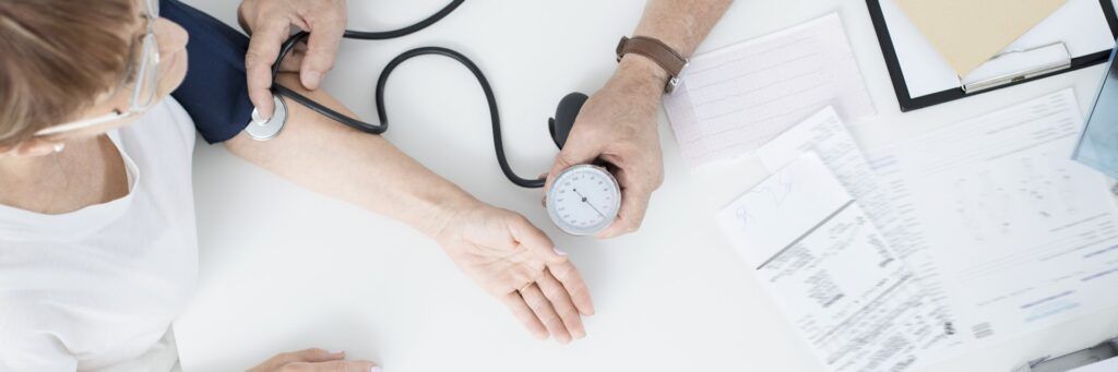 Idosa sendo atendida em um ambulatório corporativo