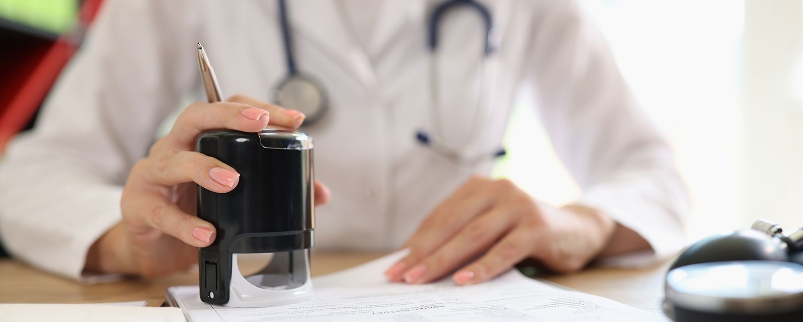 Sites de atestados médicos falsos ampliam desafios para empresas e profissionais de saúde