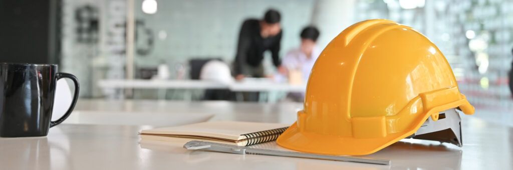 Mesa com equipamentos de trabalho de engenharia