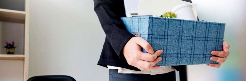 Pessoa segurando caixa de papelão simbolizando sustentabilidade e consumo consciente.